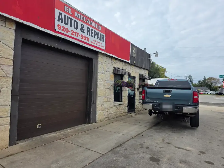 The El Mecanico Auto Repair storefront and bay door at 1644 Main St, Green Bay